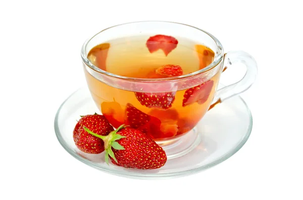 Té con fresas en una taza de vidrio — Foto de Stock