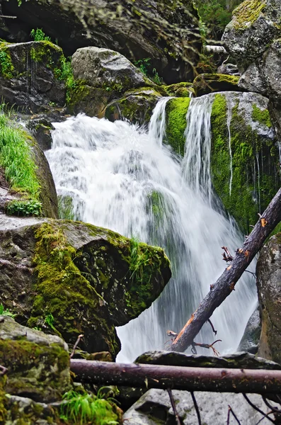 Waterval op de rivier zhigalan 1 — Stockfoto