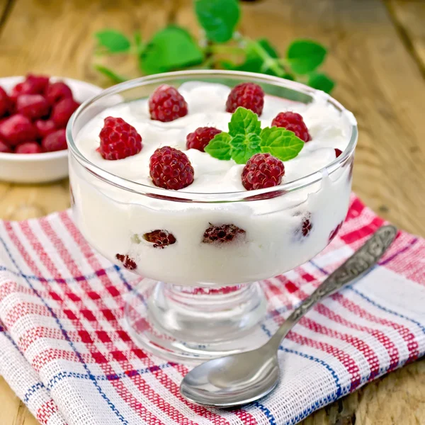 Yoghurt dik met frambozen en mint op het bord — Stockfoto