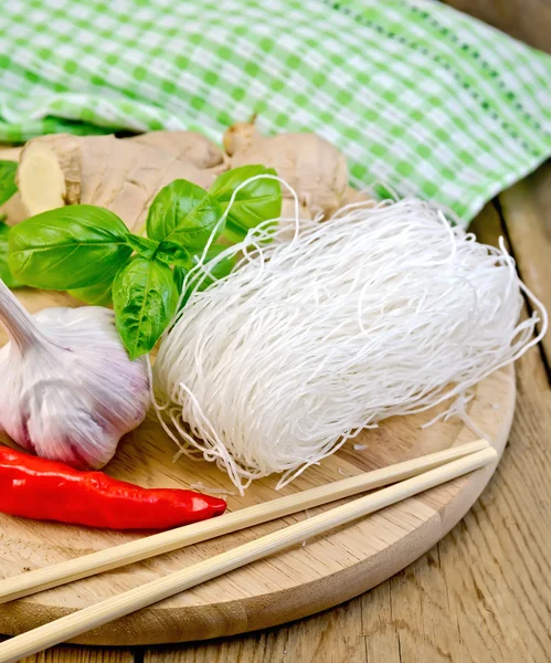 Noodles riso sottile con un tovagliolo sul bordo — Foto Stock