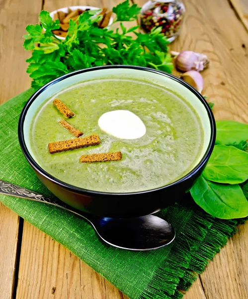 Puree of spinach with croutons on the board — Stock Image Puree of spinach with croutons on the board Stock Photo