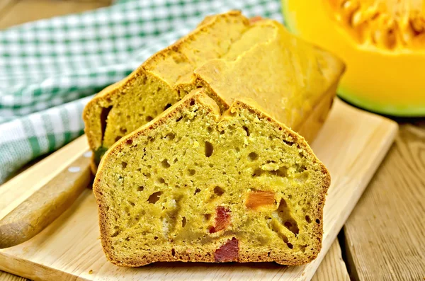 Abóbora de bolo de frutas com fruto encandilado e um guardanapo em uma tábua — Fotografia de Stock