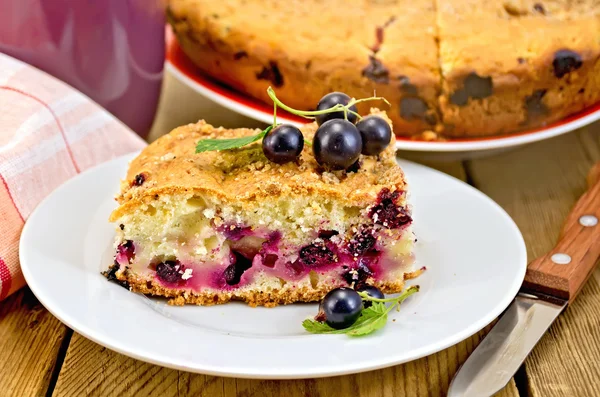 Tarta con bayas de grosella negra y cuchillo a bordo —  Fotos de Stock