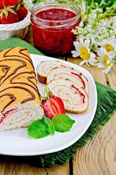 Roulade con fresas y margaritas en una tabla — Foto de Stock