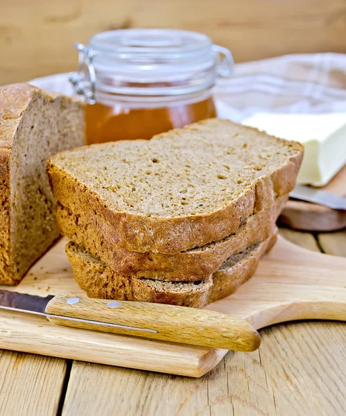 Домашний хлеб из ржи с медом на доске — стоковое фото