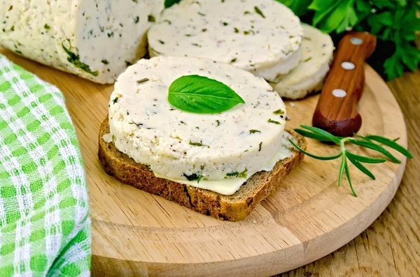 Sanduíche com queijo caseiro e manteiga a bordo — Fotografia de Stock