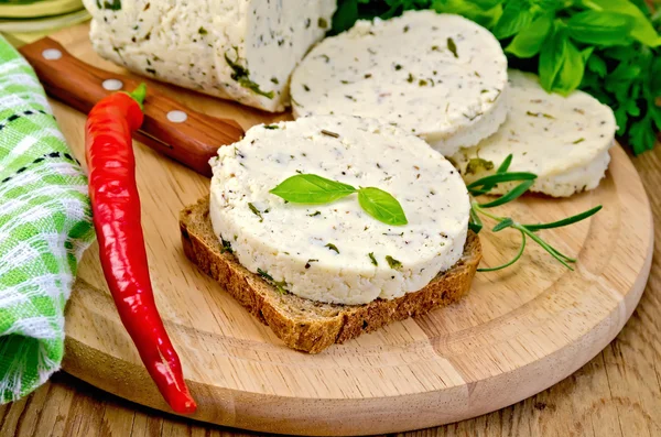 Sanduíche com queijo caseiro e pimenta no tabuleiro — Fotografia de Stock
