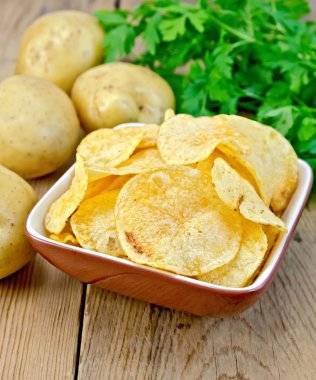 bir kapta tahta üzerinde patates cips