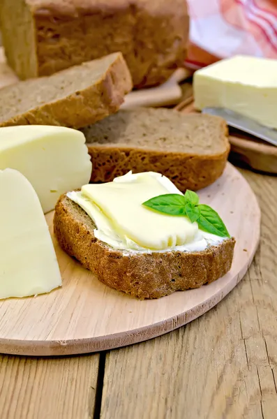 Sandwich with cheese suluguni and basil — Stock Photo, Image