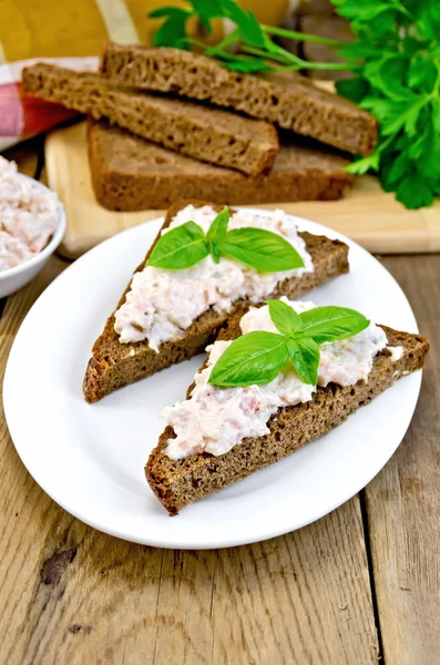 Sandwiches with cream of salmon with bread on the board — Stock Photo, Image