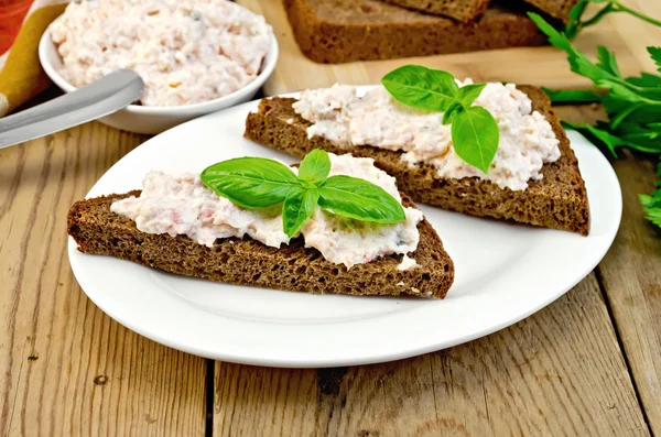 Sandwiches mit Lachscreme und Basilikum an Bord — Stockfoto