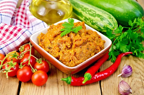 domates ve sarımsak bir tahtada kabak dan havyar