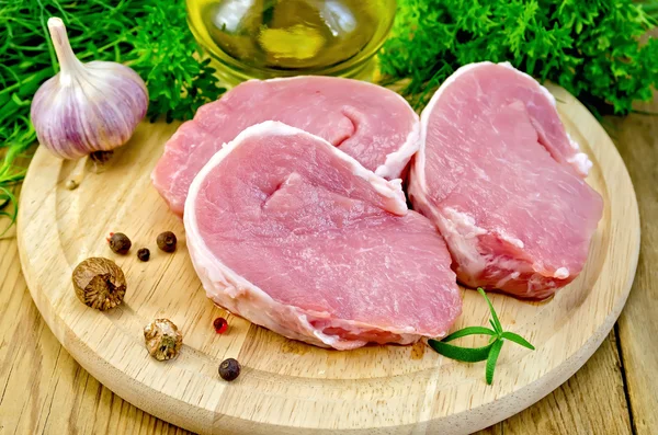 Meat pork slices on a board with nutmeg — Stock Photo, Image