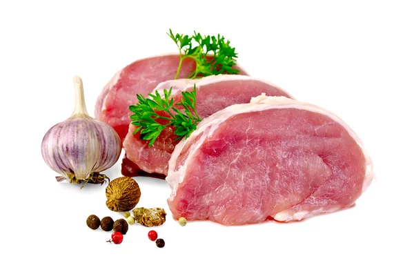 Mięso wieprzowe plastry z przyprawami i czosnkiem — Zdjęcie stockowe