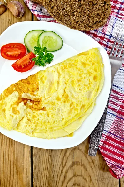 Tortilla con verduras y pan en el tablero —  Fotos de Stock