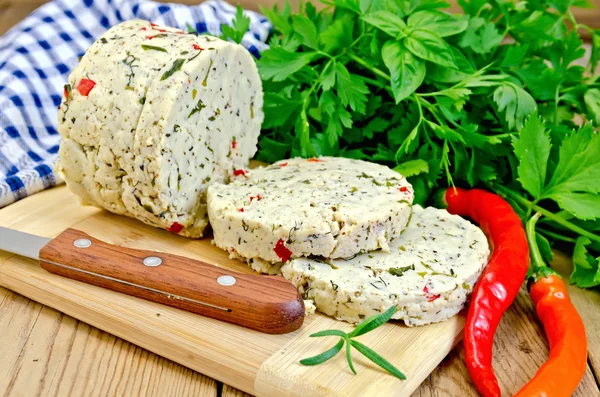 Käse hausgemacht mit Paprika an Bord mit Messer — Stockfoto