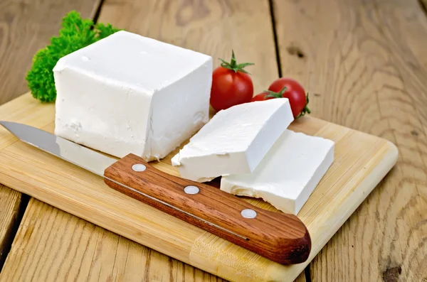 Beyaz peynir domates ve maydanoz ile yönetim kurulu — Stok fotoğraf