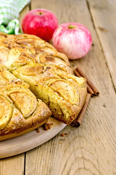 Torta di mela su una lavagna — Foto Stock