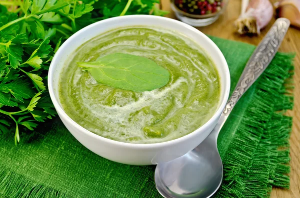 Puree green in a bowl on the board with spinach — Stock Photo, Image