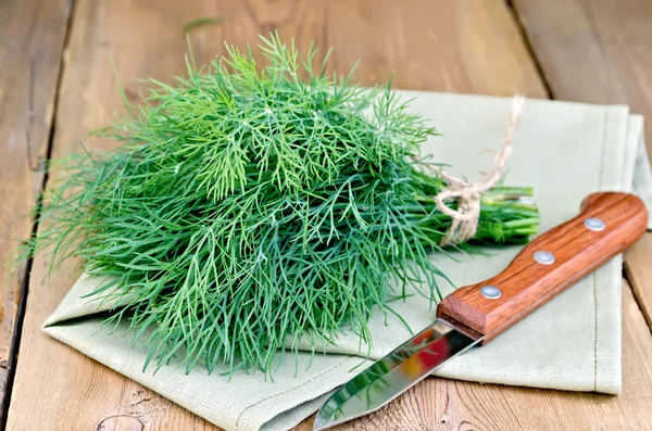 Dill med kniv och servett på en svart tavla — Stockfoto