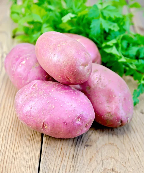 Batatas vermelhas com salsa no tabuleiro — Fotografia de Stock