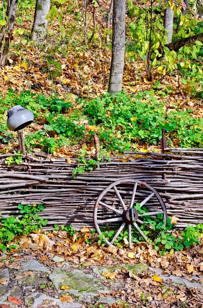 Wagenräder am Zaun — Stockfoto