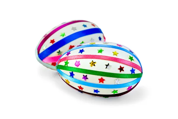 Œuf de Pâques avec rubans et paillettes colorés — Photo