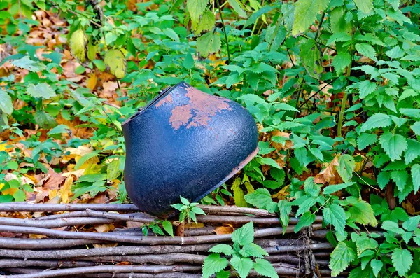 Pote de ferro fundido velho na cerca — Fotografia de Stock