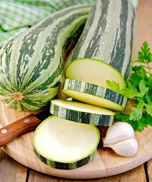 Zucchini verde listrado com uma faca a bordo — Fotografia de Stock