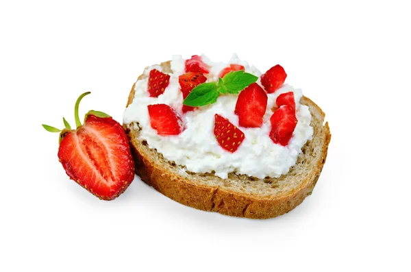 Bread with curd cream and berries of strawberries — Stock Photo, Image