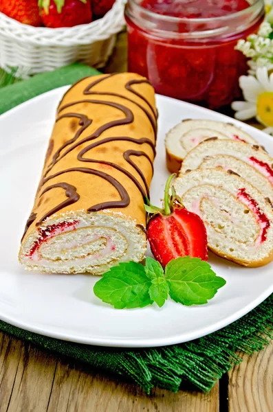 Roulade con mermelada y fresas en una tabla — Foto de Stock