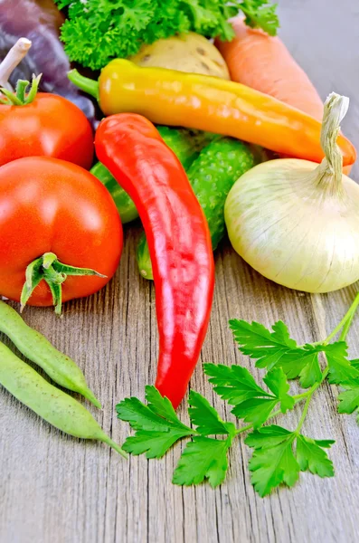 玉ねぎとボード上の豆と野菜 — 图库照片