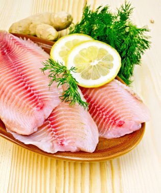 Seramik yönetim kurulu içinde tilapia filetosu