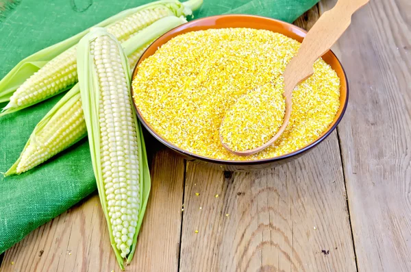 Кукурузная крупа с кукурузными початками и салфеткой — стоковое фото