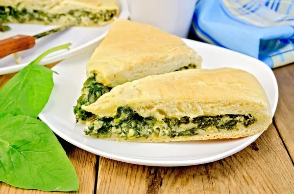 Espinafre de torta e queijo a bordo com faca — Fotografia de Stock