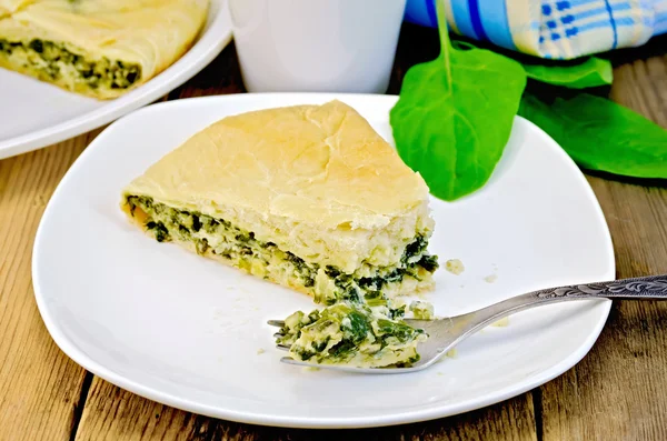 Espinafre de torta e queijo com garfo a bordo — Fotografia de Stock