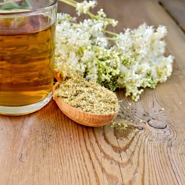 meadowsweet kaşık ve kupa kurutulmuş bitki çayı
