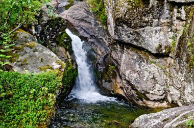 şelale üzerinde 3 nehir zhigalan