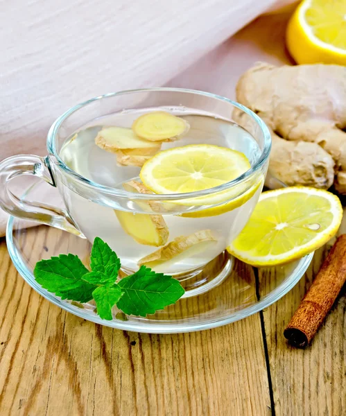 Gengibre de chá com limão em uma xícara a bordo — Fotografia de Stock