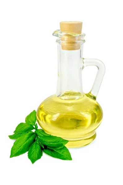 Растительное масло в графине с базиликом — стоковое фото