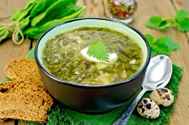 kuzukulağı çorbası yeşil ve tahta bir kaşıkla nettles