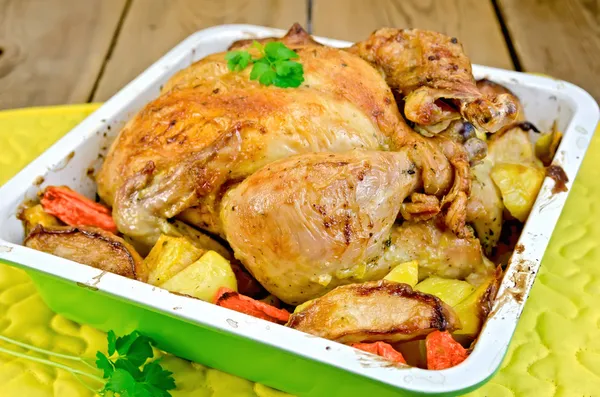 Hühnchen mit Gemüse im Blech an Bord gebacken — Stockfoto