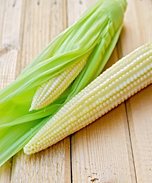 Corncobs peeled on the board — Stock Photo, Image