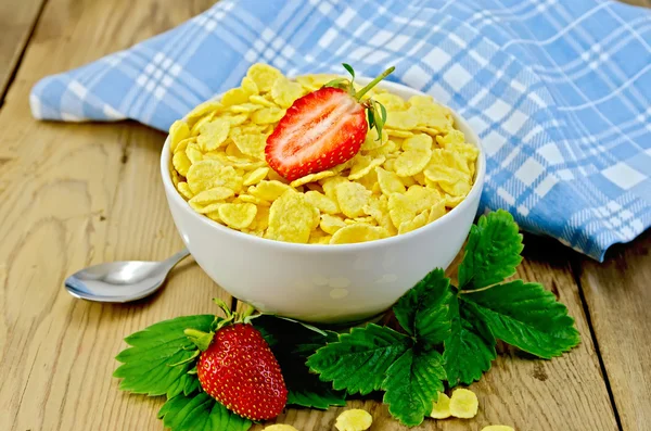 Cornflakes i vit skål med jordgubbar ombord — Stockfoto