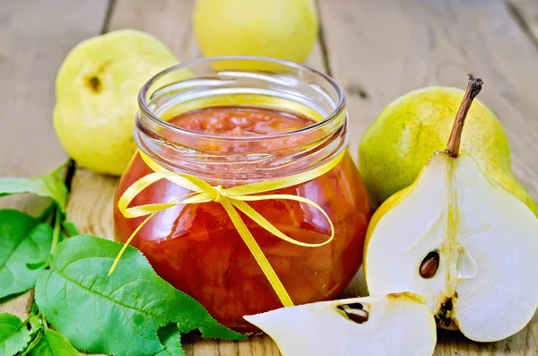 Marmeladenbirne mit Blättern an Bord — Stockfoto