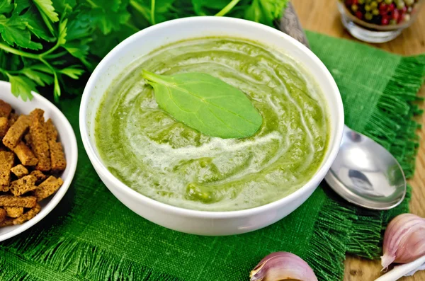 Puree green with spinach and croutons on board — Stock Photo, Image