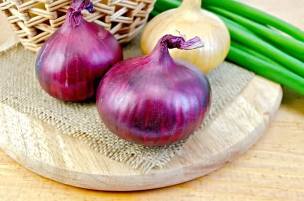 Onion yellow and purple on board — Stock Photo, Image