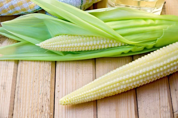 Mazorca de maíz con aceite y servilleta a bordo —  Fotos de Stock