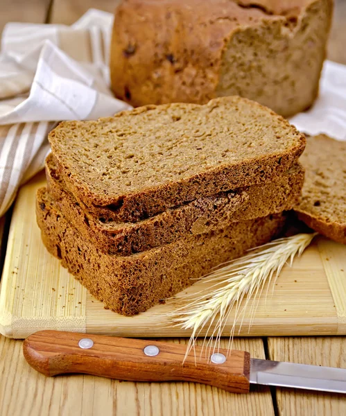 Zelfgemaakte roggebrood met spikelet aan boord — Stockfoto