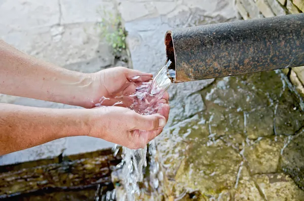 Vatten våren med händer — Stockfoto